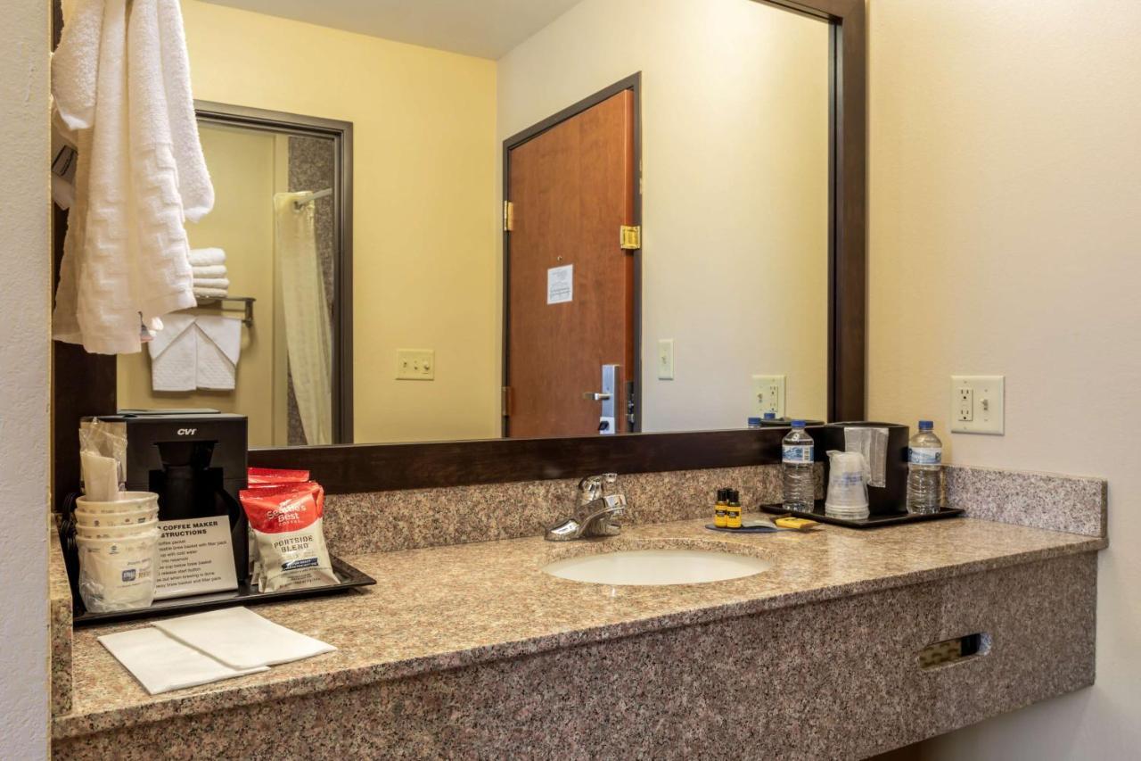 Best Western Plus Red River Inn Clarendon Exteriör bild